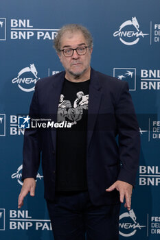 2024-10-16 - Andrea Pennacchi attends the Photocall of the movie “Berlinguer. La grande Ambizione ” during the 19th Rome Film Festival at Auditorium Parco Della Musica on October 16, 2024 in Rome, Italy. - FESTA DEL CINEMA ROMA PHOTOCALL BERLINGUER. LA GRANDE AMBIZIONE - NEWS - ENVIRONMENT