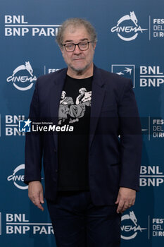 2024-10-16 - Andrea Pennacchi attends the Photocall of the movie “Berlinguer. La grande Ambizione ” during the 19th Rome Film Festival at Auditorium Parco Della Musica on October 16, 2024 in Rome, Italy. - FESTA DEL CINEMA ROMA PHOTOCALL BERLINGUER. LA GRANDE AMBIZIONE - NEWS - ENVIRONMENT