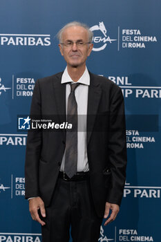 2024-10-16 - Roberto Citran attends the Photocall of the movie “Berlinguer. La grande Ambizione ” during the 19th Rome Film Festival at Auditorium Parco Della Musica on October 16, 2024 in Rome, Italy. - FESTA DEL CINEMA ROMA PHOTOCALL BERLINGUER. LA GRANDE AMBIZIONE - NEWS - ENVIRONMENT