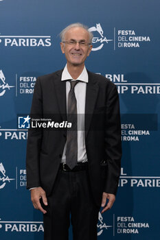 2024-10-16 - Roberto Citran attends the Photocall of the movie “Berlinguer. La grande Ambizione ” during the 19th Rome Film Festival at Auditorium Parco Della Musica on October 16, 2024 in Rome, Italy. - FESTA DEL CINEMA ROMA PHOTOCALL BERLINGUER. LA GRANDE AMBIZIONE - NEWS - ENVIRONMENT