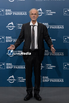 2024-10-16 - Roberto Citran attends the Photocall of the movie “Berlinguer. La grande Ambizione ” during the 19th Rome Film Festival at Auditorium Parco Della Musica on October 16, 2024 in Rome, Italy. - FESTA DEL CINEMA ROMA PHOTOCALL BERLINGUER. LA GRANDE AMBIZIONE - NEWS - ENVIRONMENT