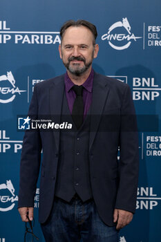 2024-10-16 - Paolo Pierobon attends the Photocall of the movie “Berlinguer. La grande Ambizione ” during the 19th Rome Film Festival at Auditorium Parco Della Musica on October 16, 2024 in Rome, Italy. - FESTA DEL CINEMA ROMA PHOTOCALL BERLINGUER. LA GRANDE AMBIZIONE - NEWS - ENVIRONMENT