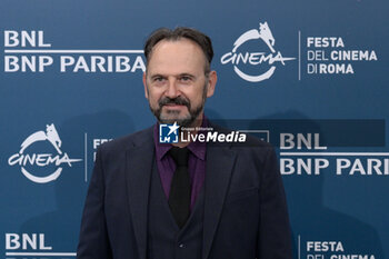 2024-10-16 - Paolo Pierobon attends the Photocall of the movie “Berlinguer. La grande Ambizione ” during the 19th Rome Film Festival at Auditorium Parco Della Musica on October 16, 2024 in Rome, Italy. - FESTA DEL CINEMA ROMA PHOTOCALL BERLINGUER. LA GRANDE AMBIZIONE - NEWS - ENVIRONMENT