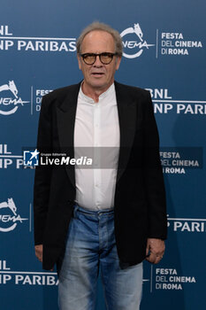 2024-10-16 - Stefano Abbati attends the Photocall of the movie “Berlinguer. La grande Ambizione ” during the 19th Rome Film Festival at Auditorium Parco Della Musica on October 16, 2024 in Rome, Italy. - FESTA DEL CINEMA ROMA PHOTOCALL BERLINGUER. LA GRANDE AMBIZIONE - NEWS - ENVIRONMENT