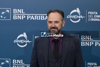 2024-10-16 - Paolo Pierobon attends the Photocall of the movie “Berlinguer. La grande Ambizione ” during the 19th Rome Film Festival at Auditorium Parco Della Musica on October 16, 2024 in Rome, Italy. - FESTA DEL CINEMA ROMA PHOTOCALL BERLINGUER. LA GRANDE AMBIZIONE - NEWS - ENVIRONMENT