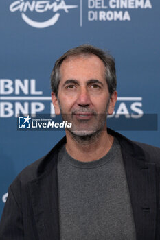 2024-10-16 - Paolo Calabresi attends the Photocall of the movie “Berlinguer. La grande Ambizione ” during the 19th Rome Film Festival at Auditorium Parco Della Musica on October 16, 2024 in Rome, Italy. - FESTA DEL CINEMA ROMA PHOTOCALL BERLINGUER. LA GRANDE AMBIZIONE - NEWS - ENVIRONMENT