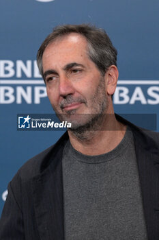 2024-10-16 - Paolo Calabresi attends the Photocall of the movie “Berlinguer. La grande Ambizione ” during the 19th Rome Film Festival at Auditorium Parco Della Musica on October 16, 2024 in Rome, Italy. - FESTA DEL CINEMA ROMA PHOTOCALL BERLINGUER. LA GRANDE AMBIZIONE - NEWS - ENVIRONMENT