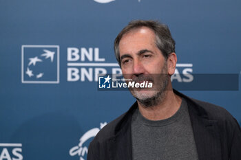 2024-10-16 - Paolo Calabresi attends the Photocall of the movie “Berlinguer. La grande Ambizione ” during the 19th Rome Film Festival at Auditorium Parco Della Musica on October 16, 2024 in Rome, Italy. - FESTA DEL CINEMA ROMA PHOTOCALL BERLINGUER. LA GRANDE AMBIZIONE - NEWS - ENVIRONMENT