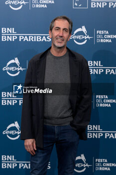 2024-10-16 - Paolo Calabresi attends the Photocall of the movie “Berlinguer. La grande Ambizione ” during the 19th Rome Film Festival at Auditorium Parco Della Musica on October 16, 2024 in Rome, Italy. - FESTA DEL CINEMA ROMA PHOTOCALL BERLINGUER. LA GRANDE AMBIZIONE - NEWS - ENVIRONMENT