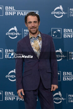 2024-10-16 - Elio Germano attends the Photocall of the movie “Berlinguer. La grande Ambizione ” during the 19th Rome Film Festival at Auditorium Parco Della Musica on October 16, 2024 in Rome, Italy. - FESTA DEL CINEMA ROMA PHOTOCALL BERLINGUER. LA GRANDE AMBIZIONE - NEWS - ENVIRONMENT