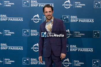 2024-10-16 - Elio Germano attends the Photocall of the movie “Berlinguer. La grande Ambizione ” during the 19th Rome Film Festival at Auditorium Parco Della Musica on October 16, 2024 in Rome, Italy. - FESTA DEL CINEMA ROMA PHOTOCALL BERLINGUER. LA GRANDE AMBIZIONE - NEWS - ENVIRONMENT