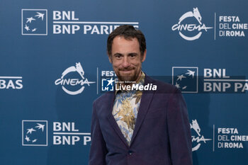 2024-10-16 - Elio Germano attends the Photocall of the movie “Berlinguer. La grande Ambizione ” during the 19th Rome Film Festival at Auditorium Parco Della Musica on October 16, 2024 in Rome, Italy. - FESTA DEL CINEMA ROMA PHOTOCALL BERLINGUER. LA GRANDE AMBIZIONE - NEWS - ENVIRONMENT