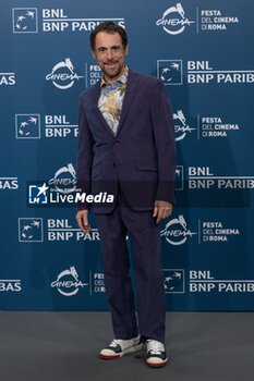 2024-10-16 - Elio Germano attends the Photocall of the movie “Berlinguer. La grande Ambizione ” during the 19th Rome Film Festival at Auditorium Parco Della Musica on October 16, 2024 in Rome, Italy. - FESTA DEL CINEMA ROMA PHOTOCALL BERLINGUER. LA GRANDE AMBIZIONE - NEWS - ENVIRONMENT