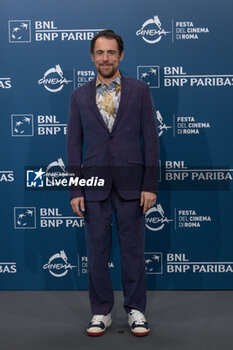 2024-10-16 - Elio Germano attends the Photocall of the movie “Berlinguer. La grande Ambizione ” during the 19th Rome Film Festival at Auditorium Parco Della Musica on October 16, 2024 in Rome, Italy. - FESTA DEL CINEMA ROMA PHOTOCALL BERLINGUER. LA GRANDE AMBIZIONE - NEWS - ENVIRONMENT