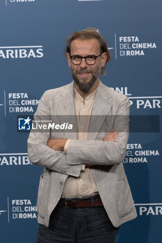 2024-10-16 - Andrea Segre director attends the Photocall of the movie “Berlinguer. La grande Ambizione ” during the 19th Rome Film Festival at Auditorium Parco Della Musica on October 16, 2024 in Rome, Italy. - FESTA DEL CINEMA ROMA PHOTOCALL BERLINGUER. LA GRANDE AMBIZIONE - NEWS - ENVIRONMENT