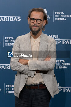 2024-10-16 - Andrea Segre director attends the Photocall of the movie “Berlinguer. La grande Ambizione ” during the 19th Rome Film Festival at Auditorium Parco Della Musica on October 16, 2024 in Rome, Italy. - FESTA DEL CINEMA ROMA PHOTOCALL BERLINGUER. LA GRANDE AMBIZIONE - NEWS - ENVIRONMENT