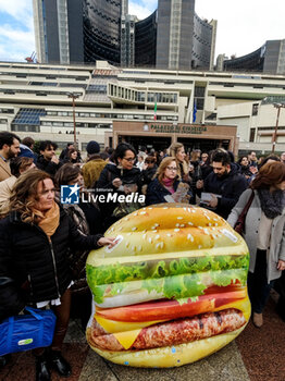 2024-01-16 - Protest by administrative employees of the Court of Naples who gathered outside the building today, staging a picnic The affair revolves around the reorganisation of the lunch break and the lack of a canteen capable of accommodating hundreds of employees at the same time, given that as many as 942 employees currently work in the Court of Naples. They would be forced to eat their meals in 30 minutes between 1 and 3 p.m. every working day without adequate space. - PROTEST BY ADMINISTRATIVE EMPLOYEES OF THE COURT OF NAPLES - NEWS - CHRONICLE