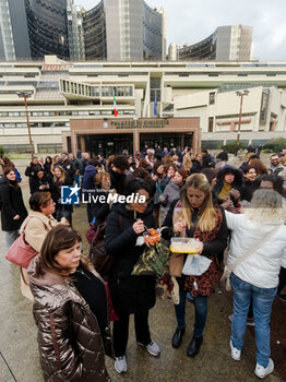 2024-01-16 - Protest by administrative employees of the Court of Naples who gathered outside the building today, staging a picnic The affair revolves around the reorganisation of the lunch break and the lack of a canteen capable of accommodating hundreds of employees at the same time, given that as many as 942 employees currently work in the Court of Naples. They would be forced to eat their meals in 30 minutes between 1 and 3 p.m. every working day without adequate space. - PROTEST BY ADMINISTRATIVE EMPLOYEES OF THE COURT OF NAPLES - NEWS - CHRONICLE