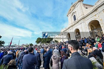 2024-01-24 - Piazzale Cattedrale di Bonario gremita di tifosi, Front of church full of people - GIGI RIVA'S FUNERAL - NEWS - CHRONICLE