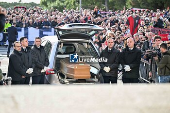 2024-01-24 - Gigi Riva, coffin arrival, Arrivo della bara - GIGI RIVA'S FUNERAL - NEWS - CHRONICLE