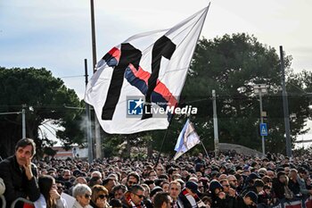 2024-01-24 - Tifosi, Fans, Supporters of Cagliari Calcio, Bandiera 11 Gigi Riva, Flag - GIGI RIVA'S FUNERAL - NEWS - CHRONICLE