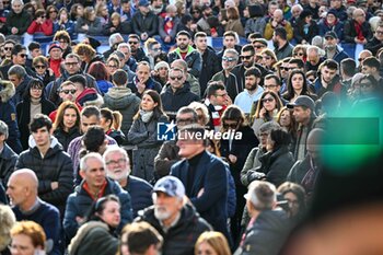 2024-01-24 - Tifosi nella piazza piena davanti alla chiesa, Church full of people - GIGI RIVA'S FUNERAL - NEWS - CHRONICLE