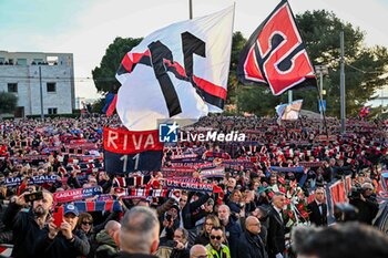 2024-01-24 - La bara di GIgi Riva si ferma di fronte ai cori dei tifosi, Gigi Riva Coffin waiting fans choir - GIGI RIVA'S FUNERAL - NEWS - CHRONICLE