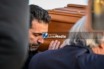 2024-01-24 - Gianluigi Buffon porta la bara di Gigi Riva, coffin - GIGI RIVA'S FUNERAL - NEWS - CHRONICLE