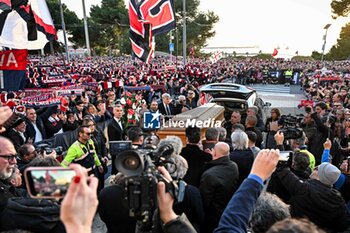2024-01-24 - La bara di GIgi Riva si ferma di fronte ai cori dei tifosi, Gigi Riva Coffin waiting fans choir - GIGI RIVA'S FUNERAL - NEWS - CHRONICLE