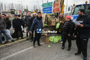 2024-02-05 - Tractor protest, fruit and vegetables thrown out in protest and to raise attention to the crisis in the agricultural sector, in the Caserta area at the A1 motorway junction of Santa Maria Capua Vetere farmers in permanent garrison for three days, several hundred bags containing fruit and vegetables were given to passers-by in cars. - TRACTOR PROTEST, FRUIT AND VEGETABLES THROWN OUT  - NEWS - CHRONICLE