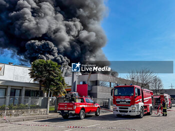 2024-03-22 - Firefighters busy putting out the fire in the Unika Service Gomme industrial area - UNIKA SERVICE BODYWORK TIRE DEPOT FIRE - NEWS - CHRONICLE
