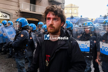 2024-04-08 - Clashes between demonstrators and police officers in riot gear occurred a short while ago at the end of Via Toledo in Naples.
The young protesters tried to break through the security cordon to get to the San Carlo theatre, with the aim of contesting the concert scheduled for the 75th anniversary of NATO.4 ferrites between I manifest anti. -  75TH ANNIVERSARY OF NATO IN NAPLES - NEWS - CHRONICLE