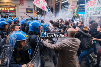 2024-04-08 - Clashes between demonstrators and police officers in riot gear occurred a short while ago at the end of Via Toledo in Naples.
The young protesters tried to break through the security cordon to get to the San Carlo theatre, with the aim of contesting the concert scheduled for the 75th anniversary of NATO.4 ferrites between I manifest anti. -  75TH ANNIVERSARY OF NATO IN NAPLES - NEWS - CHRONICLE