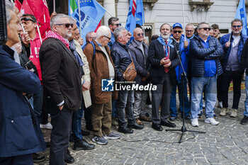 2024-04-11 - general strike and processions throughout Italy against deaths at work, in naples in piazza del plebiscito the unions Cgil and Uil, united with workers observe one minute's silence for the victims at work - GENERAL STRIKE CIGIL AND UIL AGAINST DEATHS AT WORK - NEWS - CHRONICLE