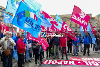 2024-04-11 - general strike and processions throughout Italy against deaths at work, in naples in piazza del plebiscito the unions Cgil and Uil, united with workers observe one minute's silence for the victims at work - GENERAL STRIKE CIGIL AND UIL AGAINST DEATHS AT WORK - NEWS - CHRONICLE