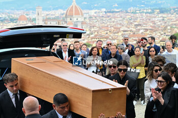 2024-04-15 - The coffin arrives at the Basilica - FUNERAL OF ROBERTO CAVALLI - NEWS - CHRONICLE
