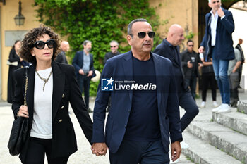 2024-04-15 - Carlo Conti and his wife attend the funeral ceremony - FUNERAL OF ROBERTO CAVALLI - NEWS - CHRONICLE