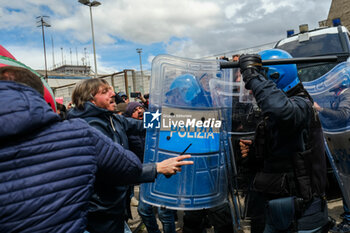 2024-04-19 - G7 Capri 2024, clashes in Naples at Calata Porta di Massa: pro-Palestinian protesters armed with life jackets repelled by police with a lightening charge in front of the embarkations for Capri, where the G7 foreign ministers' summit is being held. - G7, NAPLES CLASHES AT EMBARKATION FOR CAPRI - NEWS - CHRONICLE