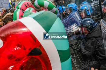 G7, Naples clashes at embarkation for capri - NEWS - CRONACA
