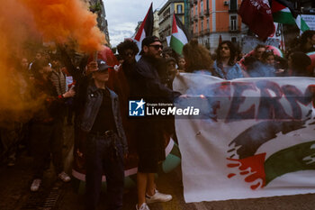 2024-04-19 - G7 Capri 2024, clashes in Naples at Calata Porta di Massa: pro-Palestinian protesters armed with life jackets repelled by police with a lightening charge in front of the embarkations for Capri, where the G7 foreign ministers' summit is being held. - G7, NAPLES CLASHES AT EMBARKATION FOR CAPRI - NEWS - CHRONICLE