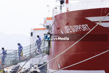 2024-05-06 - the landing at pier 21 of the port of Naples of Life Support, EMERGENCY's search and rescue ship, carrying the 87 shipwrecked people rescued on the evening of Friday 3 May. - ITALY: 87 MIGRANTS, DISEMBARKATION OPERATIONS IN NAPOLI - NEWS - CHRONICLE