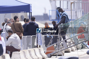 2024-05-06 - the landing at pier 21 of the port of Naples of Life Support, EMERGENCY's search and rescue ship, carrying the 87 shipwrecked people rescued on the evening of Friday 3 May. - ITALY: 87 MIGRANTS, DISEMBARKATION OPERATIONS IN NAPOLI - NEWS - CHRONICLE