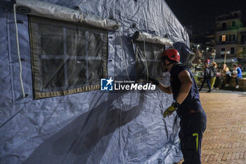 2024-05-21 - Campania's civil protection set up a tensile structure at the port of pozzuoli for people who are not confident about returning to their homes after the earthquake tremors, near Naples, southern Italy, 20 May 2024. The tremor that occurred at 8.10pm with epicentre in the Campi Flegrei was of magnitude 4.4. This was reported by the National Institute of Geophysics and Volcanology, according to which the depth of the quake was three kilometres. - ITALY: CAMPI FLEGREI, BRADISISMO  - NEWS - CHRONICLE