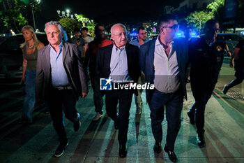 2024-05-21 - The mayor of pozzuoli Luigi Manzoni, the president of the region of campania Vincenzo De Luca and the head of the civil protection of campania Giulivo Italo in the street among the citizens after the earthquake tremors, near Naples, southern Italy, 20 May 2024. The tremor that occurred at 8.10pm with epicentre in the Campi Flegrei was of magnitude 4.4. This was reported by the National Institute of Geophysics and Volcanology, according to which the depth of the quake was three kilometres. - ITALY: CAMPI FLEGREI, BRADISISMO  - NEWS - CHRONICLE