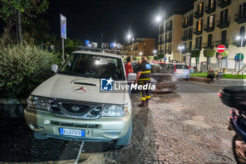 2024-05-21 - People in the street after the earthquake shocks, near Naples, southern Italy, 20 May 2024. The shock that occurred at 8.10 pm with its epicenter at the Campi Flegrei was of magnitude 4.4. We learn this from the National Institute of Geophysics and Volcanology, according to which the depth of the earthquake was three kilometers - ITALY: CAMPI FLEGREI, BRADISISMO  - NEWS - CHRONICLE