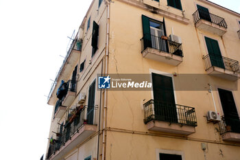 2024-05-21 - One of the buildings in Pozzuoli evacuated after yesterday's seismic swarm in which the strongest tremor was 4.4 on the Richter scale, 13 buildings were cleared, 39 families out of their homes. - CAMPI FLEGREI, THE DAY AFTER THE TREMORS - NEWS - CHRONICLE