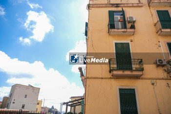 2024-05-21 - One of the buildings in Pozzuoli evacuated after yesterday's seismic swarm in which the strongest tremor was 4.4 on the Richter scale, 13 buildings were cleared, 39 families out of their homes. - CAMPI FLEGREI, THE DAY AFTER THE TREMORS - NEWS - CHRONICLE