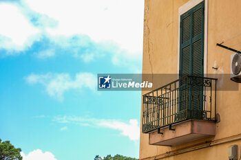 2024-05-21 - One of the buildings in Pozzuoli evacuated after yesterday's seismic swarm in which the strongest tremor was 4.4 on the Richter scale, 13 buildings were cleared, 39 families out of their homes. - CAMPI FLEGREI, THE DAY AFTER THE TREMORS - NEWS - CHRONICLE