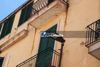 2024-05-21 - One of the buildings in Pozzuoli evacuated after yesterday's seismic swarm in which the strongest tremor was 4.4 on the Richter scale, 13 buildings were cleared, 39 families out of their homes. - CAMPI FLEGREI, THE DAY AFTER THE TREMORS - NEWS - CHRONICLE