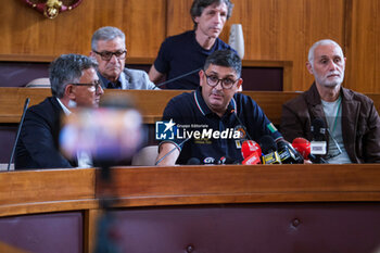 2024-05-21 - Pozzuoli mayor Luigi Manzoni convenes a press conference to take stock of the situation after yesterday's seismic swarm in which the strongest tremor was 4.4 on the Richter scale - CAMPI FLEGREI, THE DAY AFTER THE TREMORS - NEWS - CHRONICLE